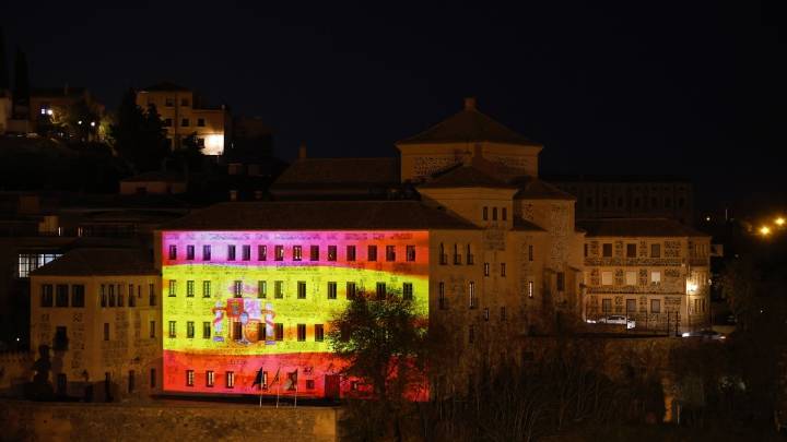 Las Cortes de Castilla-La Mancha iluminan su fachada para celebrar la Constitución