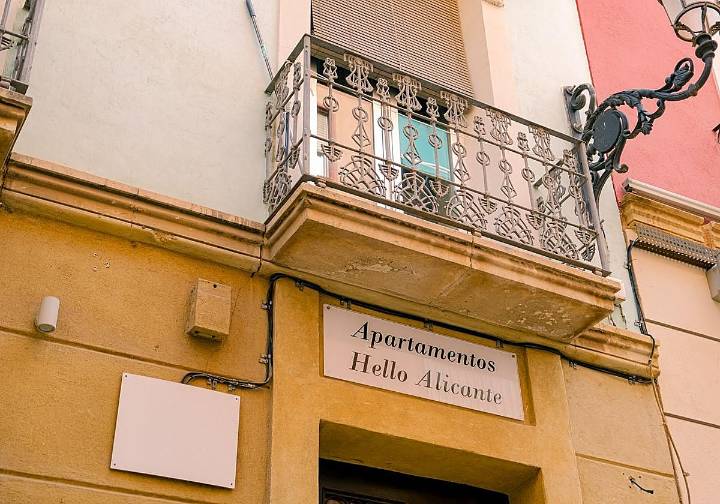 El Ayuntamiento aprueba la nueva regulación para poner coto a los pisos turísticos de Alicante