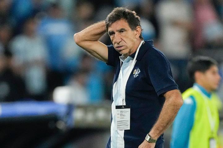 Entrenador del fútbol argentino es captado fumando en pleno partido
