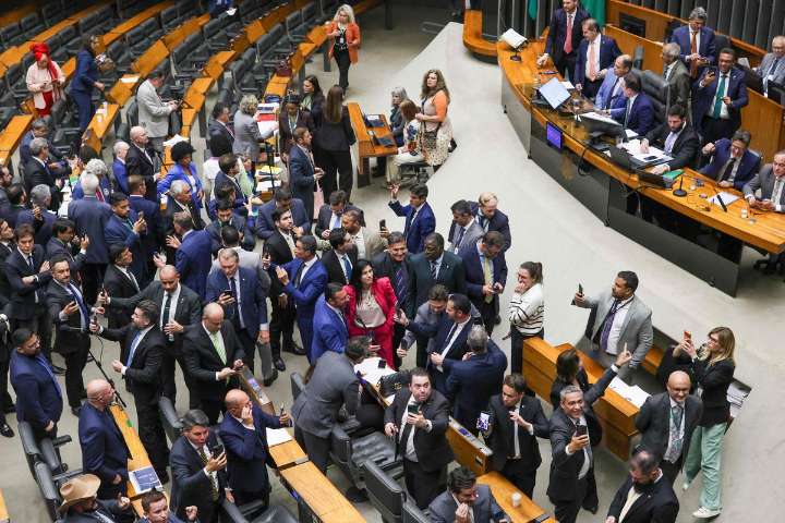Diputados brasileños aprueban reducir pena de Bolsonaro en sesión caótica