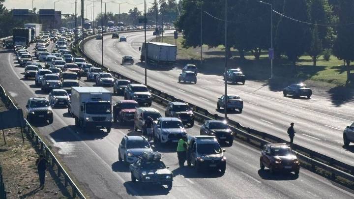 Un accidente entre 3 camionetas en el Acceso Este provocó grandes demoras en el tránsito