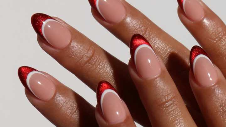 ¿Cómo lucir manos elegantes? 5 diseños de uñas navideñas que estilizan los dedos