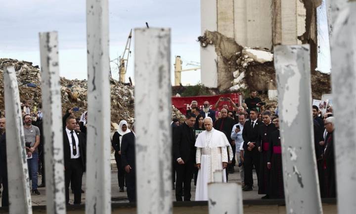 El papa rezó en la zona cero de la explosión del puerto de Beirut y consoló a las familias