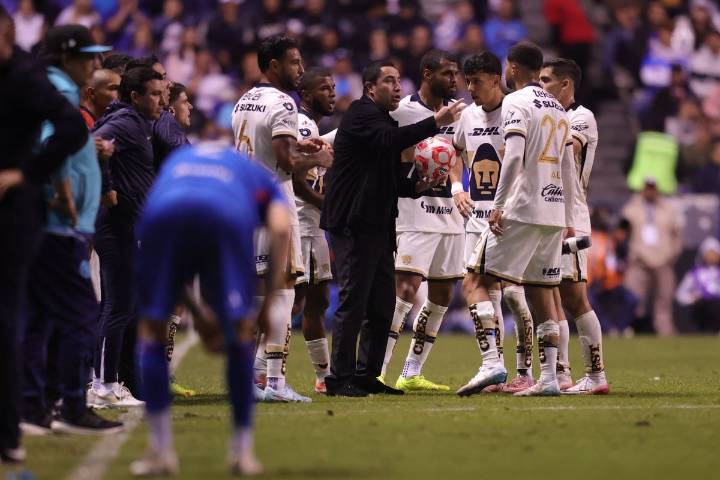 Comienza una restructura en Pumas, salen Mejía Barón y Eduardo Saracho