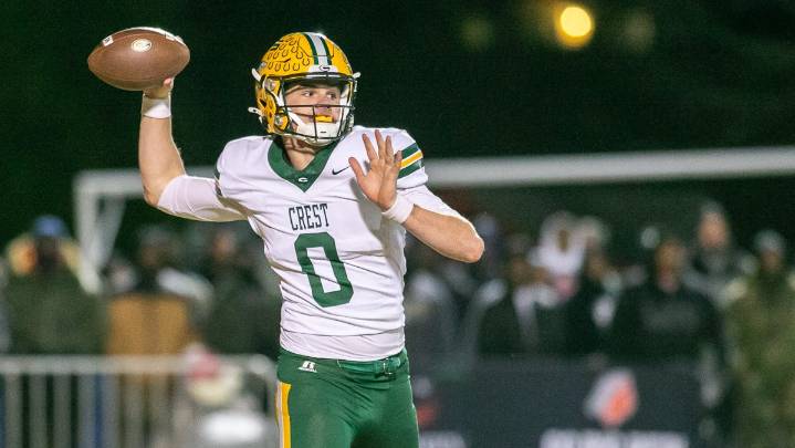 Crest football vs Hickory score, live updates. NCHSAA 5A…