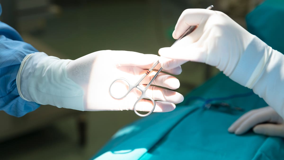 Detenido un cirujano por abusar sexualmente de una paciente a la que acababa de operar en Murcia