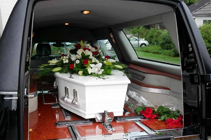 Funeral Attendee Complains About Hearse Driver’s Unconventional Hair