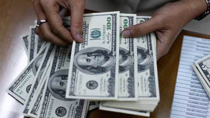 El dólar bajó por tercera jornada consecutiva y se ubicó en $1.460