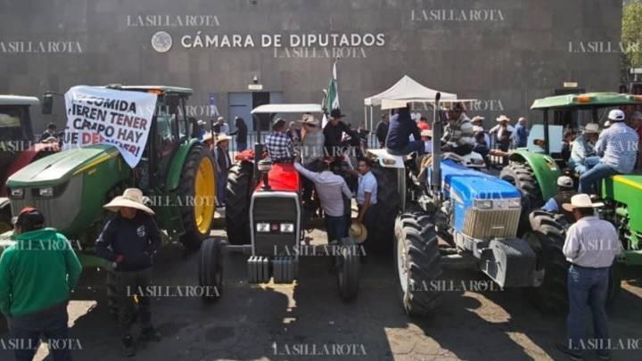 Agricultores llegan en caravana de tractores a la Cámara de Diputados