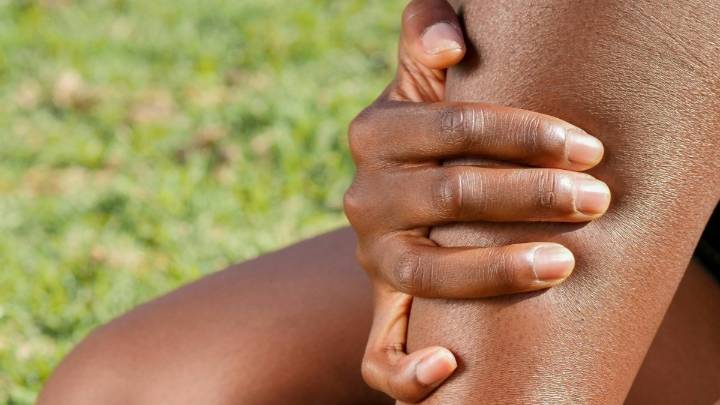 Ni apoyar el talón en el suelo y estirar ni aplicar hielo: qué hacer cuando se "te sube el gemelo"