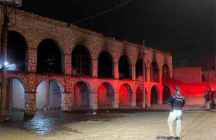 Arde mercado abandonado en avenida Saucito