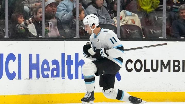 Lundell scores late, Panthers top Mammoth 4-3 for third consecutive win