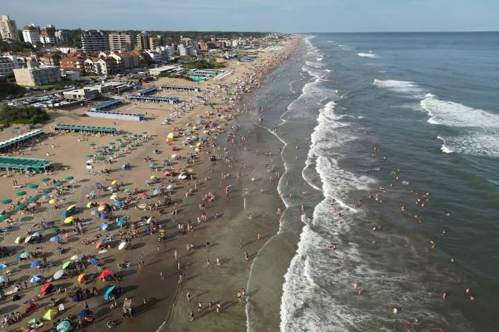 Los precios del verano. Cuánto cuestan las carpas y sombrillas en las playas de Pinamar, Cariló y Mar del Plata