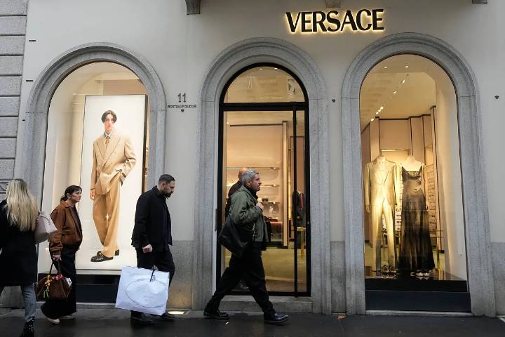 Prada adquiere Versace y se consolida como coloso de la moda en Italia