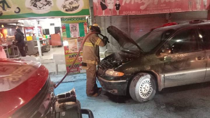 ¡Se le arruinó la cena! Camioneta se incendia mientras hombre comía tacos; empleados lo ayudaron a apagar el fuego