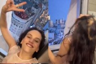 Rosalía grabó un alocado video adentro del Obelisco: los dedos en V y la imagen de Evita