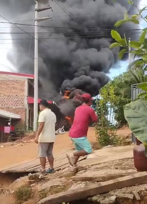 Voraz incendio consume cuatro viviendas y deja familias damnificadas en Yurimaguas