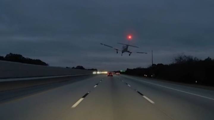Avioneta tuvo que hacer un aterrizaje de emergencia y aplastó un automóvil en plena autopista de Estados Unidos