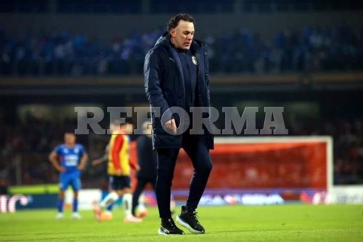 Defiende Milito a Chicharito pese al penalti fallado