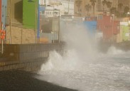 Las olas baten con fuerza en Gran Canaria