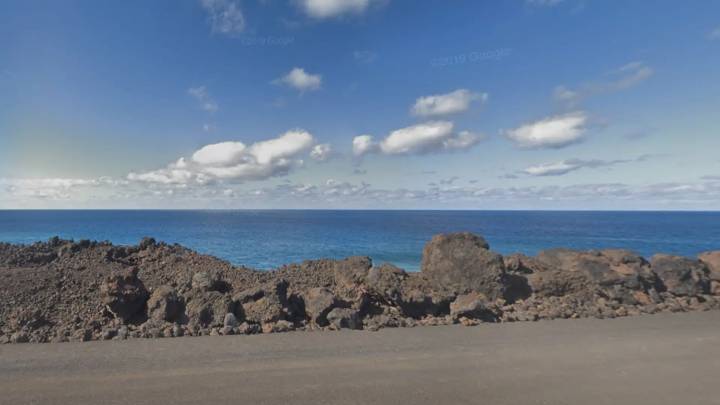 ... y dos heridos, uno en estado crítico, arrastrados por un golpe de mar en Lanzarote