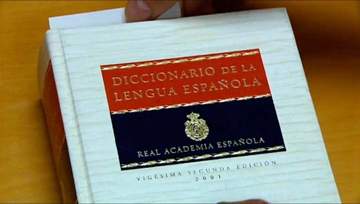 La RAE despeja dudas y explica por qué “subir arriba” y “bajar abajo” sí están bien dichas