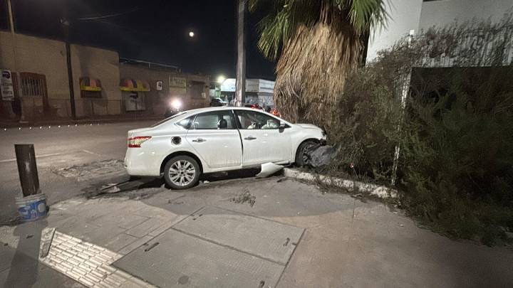 Joven abandona su auto tras protagonizar accidente en Presidente Cárdenas