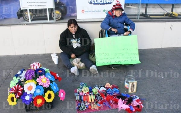 Por amor vende en las calles para conseguir medicamento para su hijo