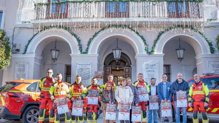 Los bomberos de Mérida posan para un calendario solidario a beneficio de la fibromialgia