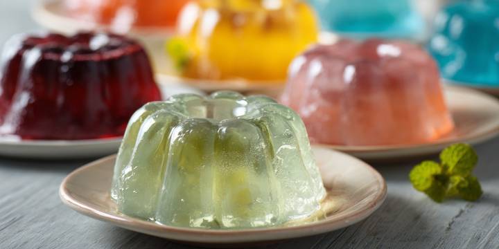 ¿Es bueno comer gelatina o helado cuando sientes dolor de garganta?