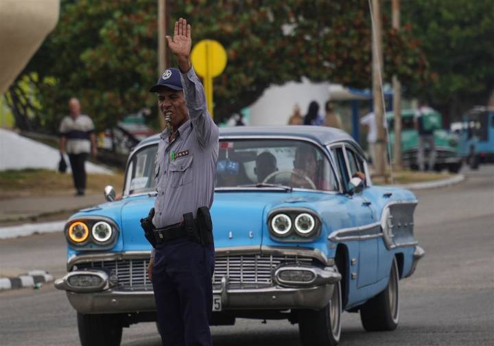 Massive power outage hits Cuba's western region after transmission line fails