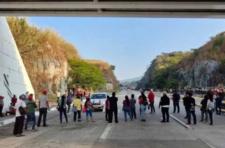 7 horas es paralizada Autopista del Sol por pobladores