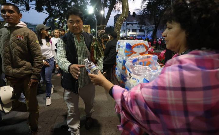 "Es la fe lo que te mueve"; familias ofrecen comida y agua a peregrinos que llegan a visitar a la Virgen de Guadalupe