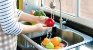 ¿Por qué no debes lavar las frutas y verduras con jabón para trastes? Te decimos