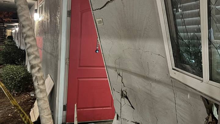 Los desalojan después de que auto chocara contra apartamento en Fremont