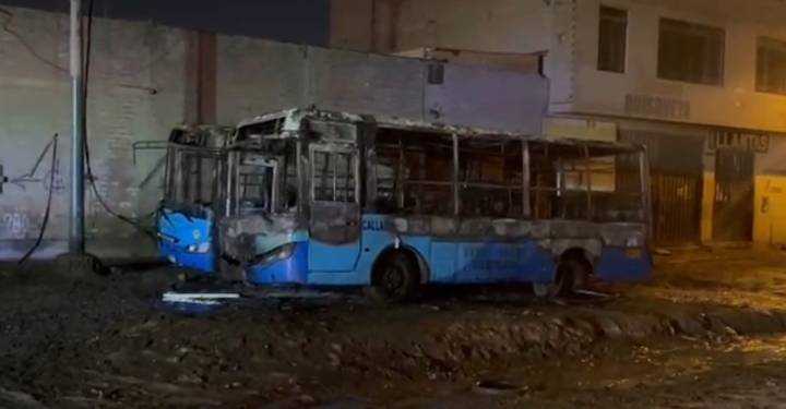 SMP: Dos buses de la empresa 'Estrella' son incendiados en medio de nuevas amenazas de extorsión