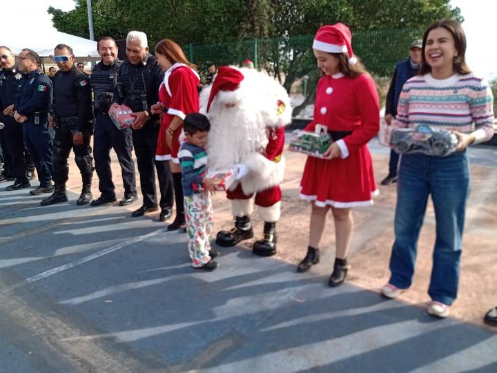 Policías de Zapopan entregaron casi mil juguetes en el arranque de la Operación Regalo 2025