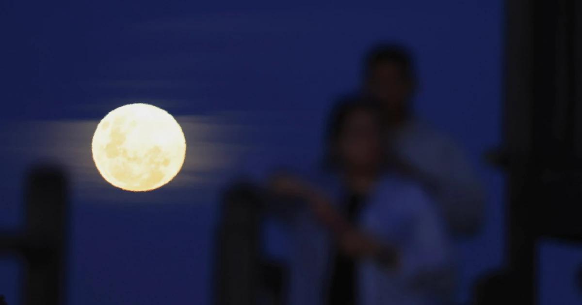 La última Luna llena de 2025 llega hoy: esta es la hora exacta para verla y fotografiarla mejor