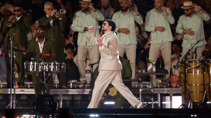 Bad Bunny Se Cae en 'La Casita' en Primer Concierto en la CDMX; Así Reaccionó