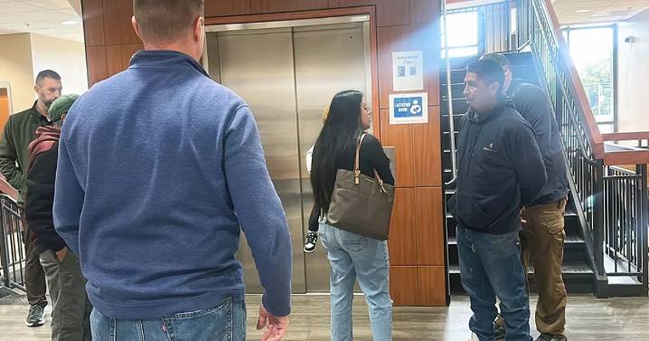 Pritzker signs bill enacting immigrant protections in courthouses