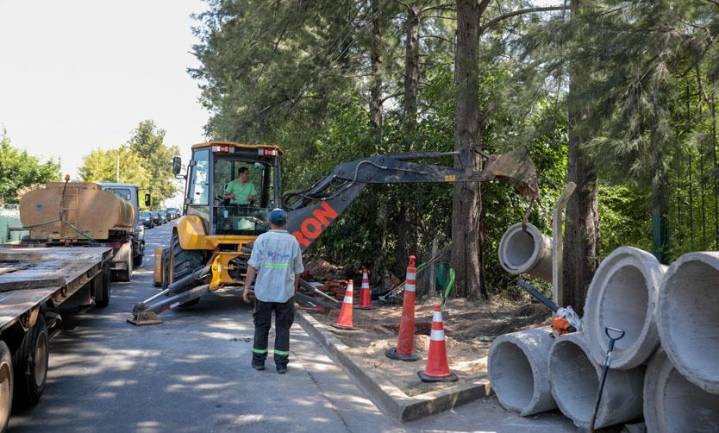 Avanzan obras hidráulicas en una calle clave que conecta Ruta 25 con Panamerica
