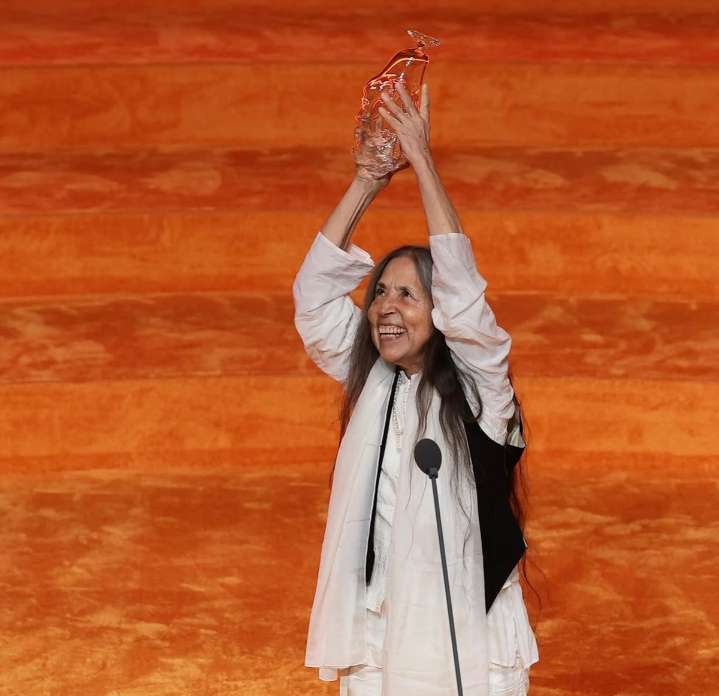 Cecilia Vicuña recibe la máxima distinción en Art Basel Awards 2025