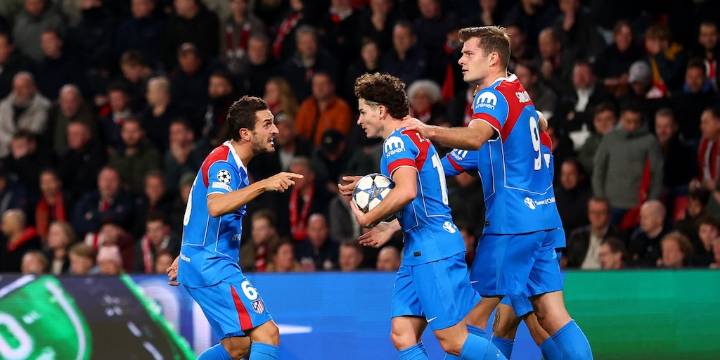 El gol de Julián Álvarez para el Atlético de Madrid tras un blooper del PSV: sus impactantes números