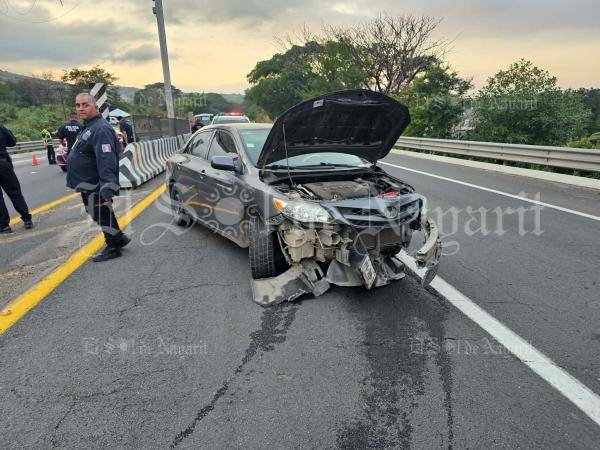 Trailero provoca fuerte accidente en la autopista Tepic