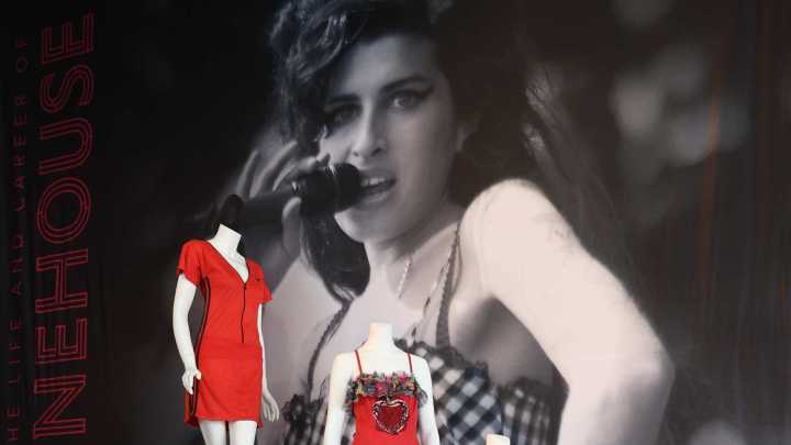 El Papá de Amy Winehouse Demandó a Dos Amigas de la Cantante: ¿De Qué las Acusa?