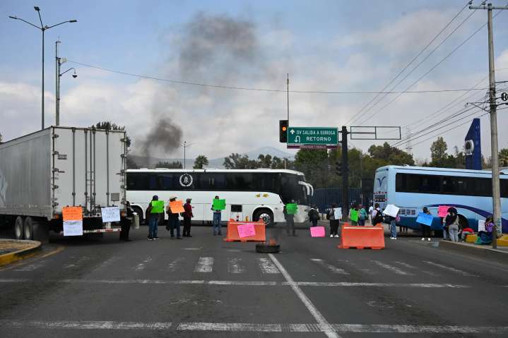 Comuneros de Carapan bloquean acceso a la FGE; exigen respeto a sus sistemas normativos