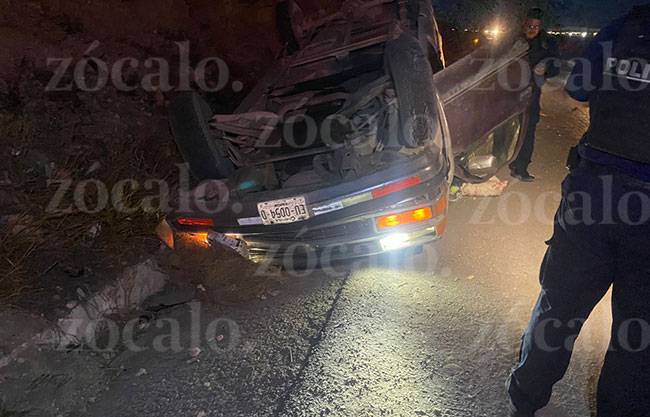 Pareja de adultos mayores resulta lesionada tras volcadura en la Saltillo