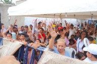 Anuncian pavimentación de calles y entrega de ayudas sociales en el barrio Juan XXIII de Santa Marta