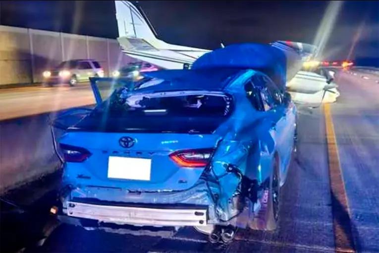 Video: una avioneta se estrelló contra un auto en una autopista en Estados Unidos