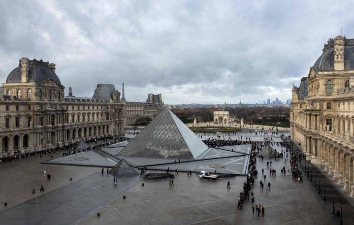 Museo del Louvre en deterioro; fuga de agua daña cientos de libros egipcios
